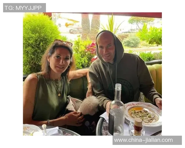 足球明星与娇妻亲密互动引发热议网友热评幸福生活真羡慕